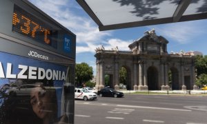 Un termómetro de una marquesina de autobús marca los 37 ºC durante una nueva ola de calor, en la Puerta de Alcalá, a 10 de junio de 2022, en Madrid