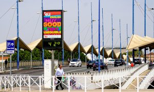Un termómetro urbano en el Puente del Cachorro marca 42 grados durante el primer día de altas temperaturas en Sevilla, a 19 de mayo de 2022.