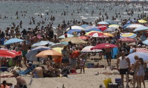 Cientos de personas han acudido este domingo a la playa de Malvarrosa, en Valencia, para disfrutar del sol y las altas temperaturas