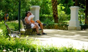 Una pareja bebe agua en el Parque de Maria Luisa en la primera ola de calor con temperaturas que sobrepasaran los 40 grados a 12 de junio del 2022 en Sevilla