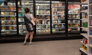 Varios clientes compran en una tienda de comestibles el 10 de junio de 2022 en la ciudad de Nueva York.