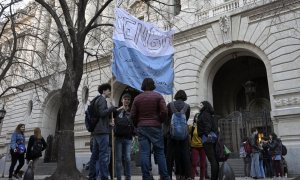 13/06/2022 - Imagen de archivo de estudiantes en una manifestación frente al Colegio Nacional Buenos Aires, (Argentina).