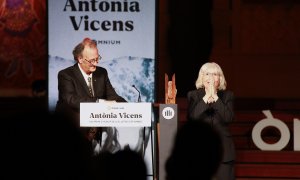 Xavier Antich en el moment de lliurar el premi a l'escriptora Antònia Vicens.