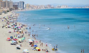 Varias personas se bañan en Playa Galúa, en la Manga del Mar Menor, Cartagena (Murcia).