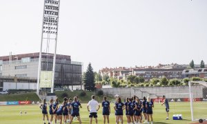 Varias jugadoras de la selección española de fútbol durante un entrenamiento en la Ciudad del Fútbol de las Rozas.