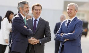 De izquierda a derecha, el presidente del Tribunal Supremo y del CGPJ, Carlos Lesmes, el presidente del PP, Alberto Núñez Feijóo, y el presidente de la Xunta de Galicia, Alfonso Rueda, en la inauguración de la Ciudad de la Justicia en Vigo, el pasado 24 d