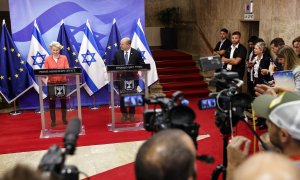 La presidenta de la Comisión Europea, Urseula Von der Leyen con el primer ministro de Israel, Naftali Bennett, en una comparecencia ante la prensa tras su encuentro en Jerusalén. EFE/EPA/AMIR COHEN / POOL