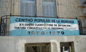 15/06/2022 - Imagen de un letrero en la fachada de lo que fue el Servicio de Informaciones de la Policía de Santa Fe, (Argentina).