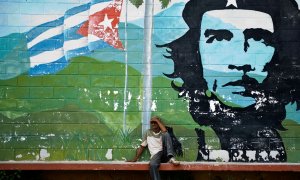 15/06/2022 - Imagen de archivo de un cubano descansando junto a un grafiti del cubano Ernesto "Che" Guevara en la Habana (Cuba), el 31 de marzo de 2017.
