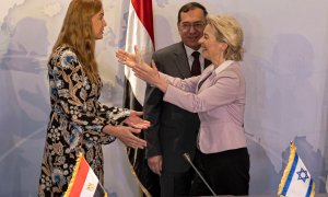 Ursula von der Leyen abraza a la comisaria de Energía de la UE, Kadri Simson, mientras el ministro de Petróleo de Egipto, Tarek el-Molla, aguarda en un segundo plano, en El Cairo, a 15 de junio de 2022.