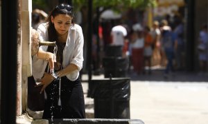 16/06/2022 Una turista se refresca en una de las fuentes de Córdoba, a 11 de junio de 2022.