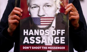 20/04/2022 Una persona sujeta una pancarta en apoyo a Julian Assange en las afueras de la Corte de Westminster, en una imagen de archivo tomada en Londres