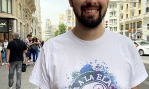 17/06/2022 Juanan, sonriente en plena Gran Vía de Madrid durante la entrevista con 'Público'