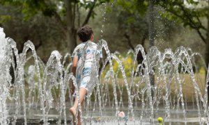 (16/6/2022) Un niño se moja en los chorros de Madrid Río, a 16 de junio de 2022.