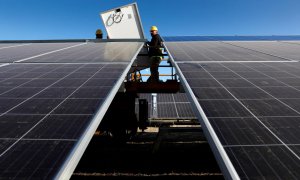 Un operario instala unos paneles solares en la planta fotovoltaica 'Nuñez de Balboa' de Iberdrola.