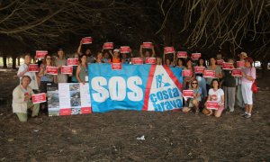 18/06/2022 - Imatge de l'acció de SOS Costa Brava per reclamar que s'aturi la urbanització de la pineda de Platja d'Aro.