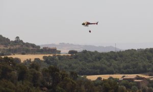 18/06/2022 - Un helicòpter va a carregar aigua aquest dissabte a la zona de l'incendi d'Artesa de Segre.