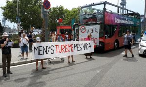 19/06/2022 - L'acció de l'Assemblea de Barris pel Decreixement Turístic bloquejant un bus turístic.