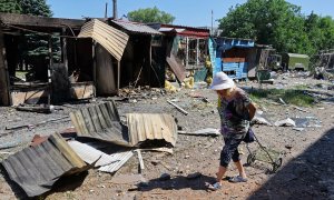19/06/2022 Una mujer camina por las ruinas de un mercado local en Donetsk, durante la guerra en Ucrania