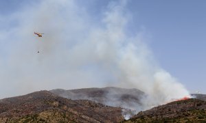 19/06/2022 - Un helicòpter dels Bombers es dirigeix a una columna de fum a la serra de Sant Mamet, a Artesa de Segre.