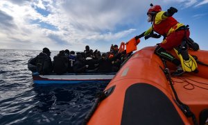 Miembros de la ONG Open Arms asisten a migrantes que salieron de las costas de Libia el viernes 4, en un bote de madera, a 5 de marzo de 2022, frente a la costa de Libia, en el Mar Mediterráneo.