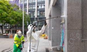 06/2022 - Trabajadores del Ajuntament de Barcelona limpiando grafitis en Ciutat Vella.