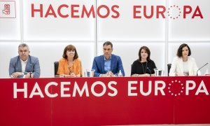 El presidente del Gobierno y secretario general del PSOE, acompañado de varios dirigentes del Comité Ejecutivo Federal socialista en la sede madrileña de Ferraz este lunes.