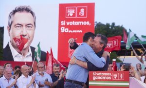 El candidato del PSOE a la presidencia de la Junta de Andalucía, Juan Espadas, (i) abraza al presidente del Gobierno de España, Pedro Sánchez, durante el cierre de campaña del PSOE-A en el Muelle de las Delicias, a 17 de junio de 2022, en Sevilla