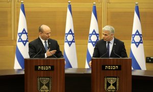 20/06/2022-El primer ministro israelí, Naftali Bennett y el ministro de Asuntos Exteriores, Yair Lapid, hacen una declaración a los medios de comunicación en la Knesset, en Jerusalén, el 20 de junio