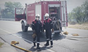 Dos bomberos participan en la extinción de un incendio en la comarca de Tafalla, a 18 de junio de 2022, en Ujué, Pamplona, Navarra, (España).