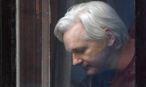 21/06/2022 - Imagen de archivo del fundador de Wikileaks, Julian Assange, en el balcón de la embajada de Ecuador en Londres, el 19 de mayo de 2017, (Reino Unido).