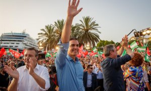 El presidente del Gobierno, Pedro Sánchez, y el candidato del PSOE a la presidencia de la Junta de Andalucía, en el acto de cierre de campaña electoral el pasado viernes 17 en Sevilla.