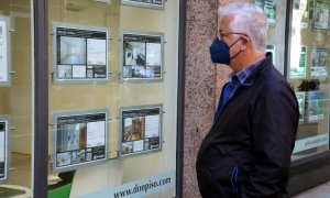 26/10/2021 - Un home mira anuncis de pisos en una immobiliària.