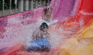 21/06/2022.Un niño se tira por un tobogán acuático el día de la apertura de las instalaciones de Aquopolis, a 16 de junio de 2022, en Madrid.