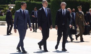 El presidente del Gobierno, Pedro Sánchez; el Rey Felipe VI y el secretario general de la OTAN, Jens Stoltenberg, a su salida del Teatro Real después de participar en la conmemoración del 40º Aniversario del ingreso de España en la OTAN a 30 de mayo de 20