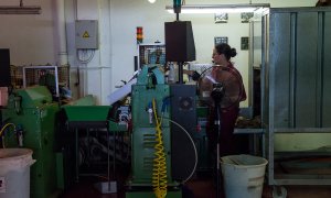 Una trabajadora maneja maquinaria en una fábrica de corchos en Girona, a 16 de junio de 2022.