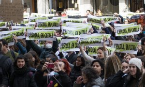 22/06/2022 Varios manifestantes con pancartas que rezan 'Lèscola en català', en una huelga por la sentencia del 25% en castellano en la educación catalana, a 23 de marzo de 2022, en Girona, Catalunya