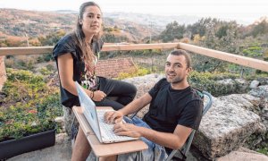 23/06/2022 - Imagen de archivo de Edo Sadikovic y María Rodríguez, dos nómadas digitales que trabajan en una zona rural de Galicia.