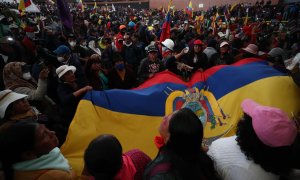 23/06/2022. Manifestantes escuchan un discurso del presidente de la Confederación de Nacionalidades Indígenas (Conaie), Leonidas Iza,  en la sede de la Universidad Central, en Quito, a 23 de junio de 2022.