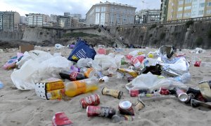 Restos de basura después de la celebración de las hogueras de la noche de San Juan, en la playa de Orzán, a 24 de junio de 2022, en A Coruña, Galicia (España).
