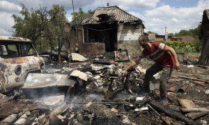 24/06/2022 Eugene intenta recuperar algunos objetos, luego de que su casa resultara incendiada tras el ataque de misiles rusos, ayer en Chuhuiv (Ucrania)