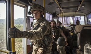 24/06/2022 - Imagen de militares ucranianos se dirigen en un autobús a sus posiciones cerca de la ciudad de Severodonetsk de la zona de Luhansk, Ucrania, 19 de junio de 2022. — Oleksandr Ratushniak / EFE
