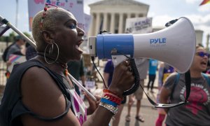 24/06/2022. Una mujer usa un altavoz para protestar frente al Tribunal Supremo de Estados Unidos, tras conocer su decisión de revocar el derecho al aborto, a 24 de junio de 2022.