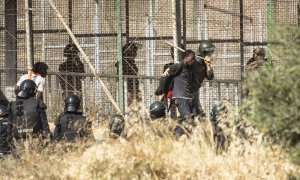 Policías  marroquíes golpean y detienen a migrantes en el lado español de la valla de Melilla