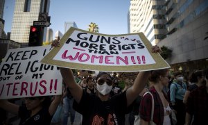 Manifestantes a favor del derecho a decidir protestan tras la decisión de la Corte Suprema de EE. UU. de revocar el fallo Roe v. Wade, en Los Ángeles, California, el 24 de junio de 2022