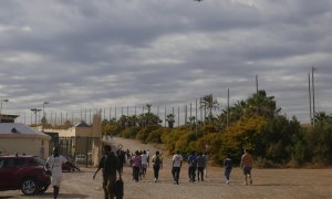 Varias decenas de inmigrantes se dirigen al Centro de Estancia Temporal de inmigrantes (CETI) tras entrar este viernes en Melilla