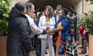 "El cambio en Colombia en una imagen": la escena de Francia Márquez saludando al servicio en la transición con la vicepresidenta saliente
