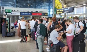 Largas colas ante el mostrador de Ryanair este domingo en el Aeropuerto de Málaga-Costa del Sol, durante la tercera jornada de huelga de los tripulantes de cabina de esta compañía.