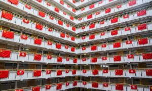 Banderas de China y Hong Kong cuelgan en un edificio residencial hongkonés