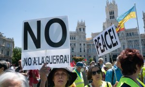 Carteles de "No a la Guerra" en Cibeles, Madrid, durante la marcha en contra de la cumbre de la Otan